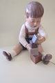 ViKaLi 
præsenterer: 
Dahl 
Jensen (DJ) 
figur
Dreng med 
klodser
Nr.: 1167
1. Sortering
H: 13,5cm