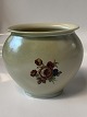 Antik Huset 
præsenterer: 
Lyngby 
vase med 
blomstermotiv.
Højde 9,5 cm
