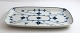 Bing & Grondahl. Blau. Quadratische Servierplatte mit durchbrochener Kante. 
Modell 364.6. Länge 27 cm. Breite 15,5 cm. (1 Wahl).