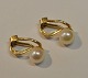 10 Karat 
Ohrclips aus 
Rotgold mit 
Perlen. 20. 
Jahrhundert