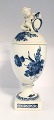 Königliches Kopenhagen. Blaue Blume. Deckelpokal mit Putti auf dem Deckel. 
Modell 1754. Höhe 30 cm (4 Wahl)