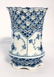 Königliches Kopenhagen. Musselmalet, Vollspitze. Vase. Modell 1016. Höhe 11 cm. 
(3 Wahl)