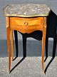 Pegasus – Kunst 
- Antik - 
Design 
präsentiert: 
Französischer 
Lampentisch, 
20. 
Jahrhundert. 
Mit Intarsien.