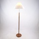 Osted Antik & 
Design 
præsenterer: 
Gulvlampe 
- Teaktræ - 
Plisseret Skærm 
- Dansk Design 
- 1960erne
