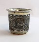 Lundin Antique 
präsentiert: 
Russland. 
Kleiner 
Silberbecher 
mit Niello 
(84). Höhe 5 
cm. Durchmesser 
5,1 cm. ...