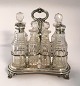 Lundin Antique 
präsentiert: 
Englisches 
Sterling-
Platmenage mit 
7 
Kristallkaraffen 
(925). Länge 19 
cm. Höhe 20 ...