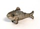 Lundin Antique 
präsentiert: 
Fritz 
Sophus 
Albertus. 
Silbernes 
vinagrette in 
Form eines 
Fisches mit 
roten ...