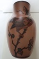 ViKaLi 
präsentiert: 
Eine 
kleine alte 
Vase aus L. 
Hjorth
Nr. 78
Stempel: L. 
Hjorth 78 
Danmark, und 
ein Figur ...