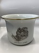 Antik Huset 
presents: 
Bing & 
Grondahl H.C. 
Andersen flower 
pot covers with 
gold trim.
