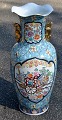 Pegasus – Kunst 
- Antik - 
Design 
präsentiert: 
Große 
chinesische 
Bodenvase aus 
Porzellan, 20. 
Jahrhundert.