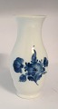 Lundin Antique 
präsentiert: 
Königliches 
Kopenhagen. 
Blaue Blume. 
Vase. Modell 
8263. Höhe 18 
cm. (2. Wahl)