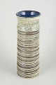 L'Art 
præsenterer: 
Britt 
Louise Sundell 
for Gustavsberg
Vase i stentøj 
med 
reliefdekoration, 
1980’erne.