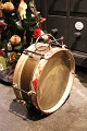 K&Co. presents: 
Decorative, 
old drum in 
brass with 
painted wooden 
edges (Red / 
White)...