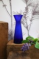 K&Co. 
præsenterer: 
Antikt 
blåt 
hyacintglas i 
mundblæst glas 
fra Holmegaard 
glasværk...