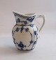 Lundin Antique präsentiert: Königliches Kopenhagen. Musselmalet Halbspitze. Sahnekännchen. Modell 522. Höhe ...
