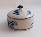 Lundin Antique präsentiert: Royal Copenhagen. Bonbonniere mit Schmetterling. Modell 2115. Durchmesser 8,5 cm. ...