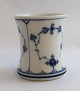 Lundin Antique präsentiert: Königliches Kopenhagen. Musselmalet, Gerippt. Becher/Vase. Modell 2157. Höhe 9,5 ...