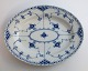 Lundin Antique präsentiert: Königliches Kopenhagen. Musselmalet Halbspitze. Ovale Servierplatte. Modell 531. ...