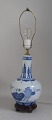 Pegasus – Kunst - Antik - Design präsentiert: Chinesische Tischlampe aus blauem Porzellan, um 1900.