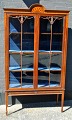 Pegasus – Kunst - Antik - Design präsentiert: Englischer Mahagoni-Vitrinenschrank mit Intarsien, um 1930.