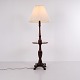 Osted Antik & Design präsentiert: Originale Mahagoni Stehlampe mit Integriertem Tisch und Löwenfüßen aus den ...