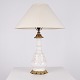 Osted Antik & Design präsentiert: Lampe aus Weißem Opalinglas mit Rotem Muster und Messingfuß aus den 1880er ...