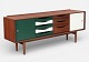 Lundin Antique präsentiert: Wunderschönes, niedriges Sideboard aus Teakholz mit wendbaren Türen, entworfen von ...