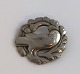 Lundin Antique präsentiert: Georg Jensen. Brosche mit Taube aus Sterlingsilber (925). Durchmesser 4 cm.