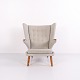 Osted Antik & Design präsentiert: Bärenstuhl Modell AP19 mit Hellgrauem Hallingdal Stoff und Teak von Hans J. ...