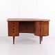 Osted Antik & Design präsentiert: Kai Kristiansen Modell 54 Kidney Schreibtisch aus Teak mit Barfach von ...