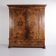 Osted Antik & Design präsentiert: Großer Antiker Schweizer Barock Kleiderschrank aus Walnuss mit Gedrechselten ...