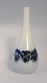 Lundin Antique präsentiert: Royal Copenhagen. Vase mit Blumendekor. Modell 238/61. Höhe 21,5 cm. Hergestellt ...