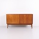 Osted Antik & Design präsentiert: Dänisches Teak Sideboard mit Schiebetüren, Schubladen und Einlegeböden aus ...