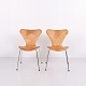 Osted Antik & Design präsentiert: Set aus 2 Arne Jacobsen Serie 7 Stühlen Modell 3107 aus Ahorn und Cognac ...