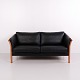 Osted Antik & Design präsentiert: Hjort Knudsen Classic Zweisitzer Sofa mit Holzstreben aus Schwarzem Leder und ...