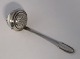 Lundin Antique präsentiert: Georg Jensen. Kugle. Sterling Tee-Ei. Länge 12 cm.