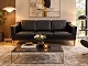MR Retro Design präsentiert: Stouby Eva 3-Sitzer-Sofa – Schwarzes Madrid-Leder mit Beinen aus Eiche natur. ...