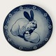 Moster Olga - Antik og Design präsentiert: Royal CopenhagenTeller „Mutter und Kind“Hase mit ...