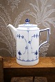 K&Co. præsenterer: Sjælden kaffekande i Musselmalet Riflet fra Royal Copenhagen.1/372. Hårrevne i låget !