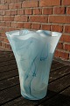 Vase mit Wellenschliff in bereift blaues Glas