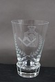 Frimurerglas til St. Johs. Logen Cimbria i Aalborg, ølglas dekoreret med slebne symboler, på kantsleben fod