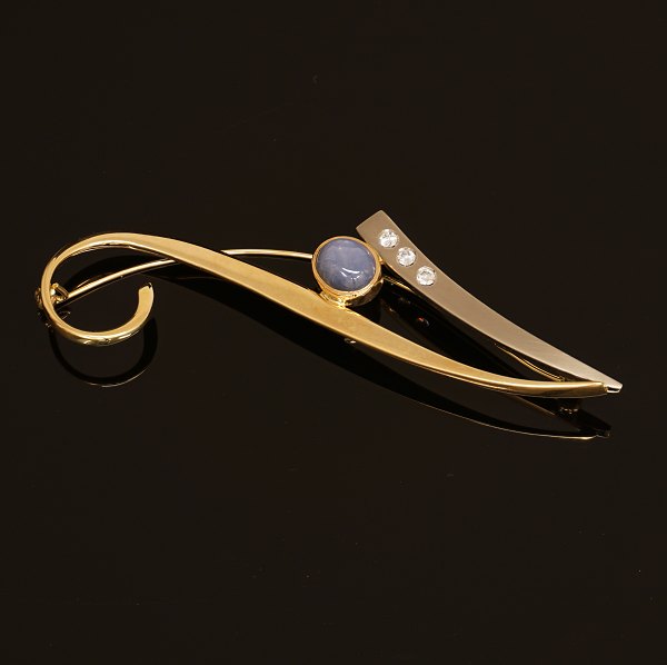 Scheelke, Tønder, Denmark: Brooch, 14ct Gold. 3 Diamonds. L: 10cm. W: 19,3gr