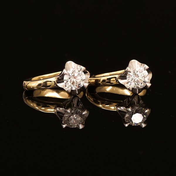 A pair of earrings, 14kt Gold, each with a brillant cut diamonds of circa 0,5ct