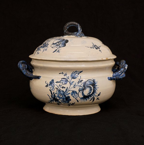 A bluedecorated faience turren. Kellinghusen, Northgermany, circa 1800. H: 22cm. 
D: 27cm