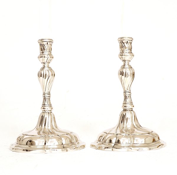 A pair of Rococo silver candelsticks. Søren Bay, Copenhagen, 1743-53. Dated 
1752. H: 19,5cm. W: 739gr