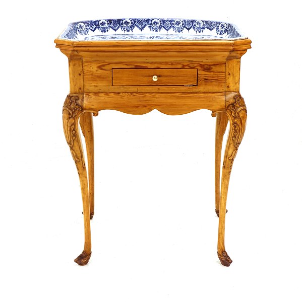 A St. Kongensgade, Copenhagen, faience tray top-table. Signed Johan Pfau circa 
1740. H: 74cm. Tray: 58x44cm