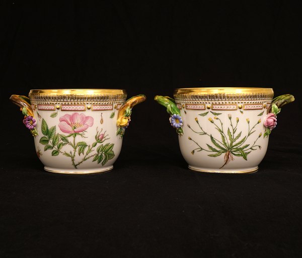 Royal Copenhagen: Two Flora Danica wine coolers, porcelain. #3570. H: 12,2cm. D: 
14,5cm