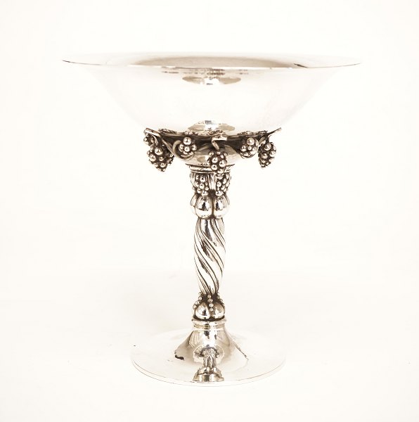 Georg Jensen: Grape tazza, sterlingsilver. Designed by Georg Jensen 1918. Made 
after 1945. #263B. H: 19,2cm. W: 601gr