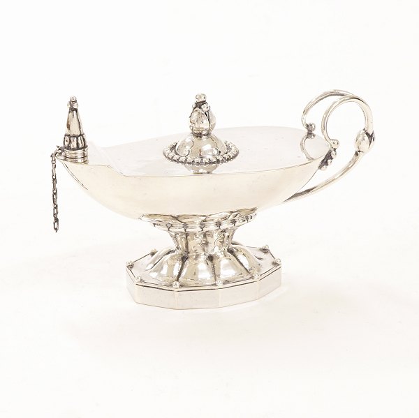 Georg Jensen: Öllampe aus Sterlingsilber. Periode 1925-32. #12. H: 7,9cm. L: 
14,5cm. G: 167gr