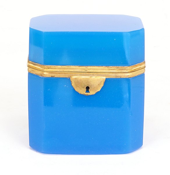 Sugarbox og blue opal glass. France circa 1840. H: 10cm. W: 10cm